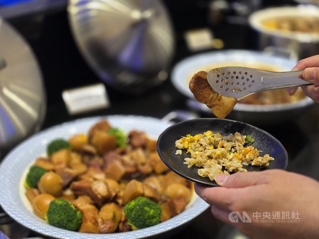 吃到飽餐廳換小盤　鼓勵「吃多少、拿多少」
