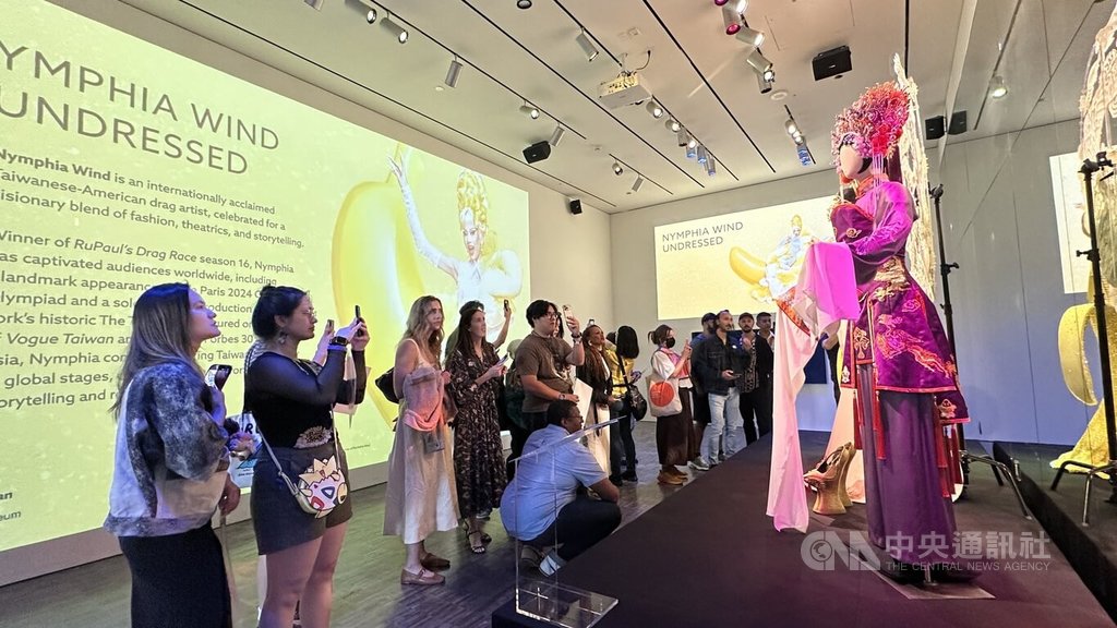 舊金山博物館展出妮妃雅戰服 台灣文化元素驚艷觀眾