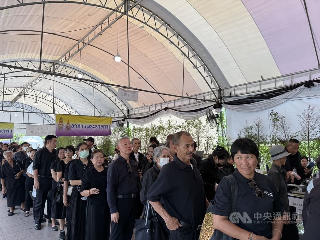 民眾排隊進入大皇宮悼念長公主