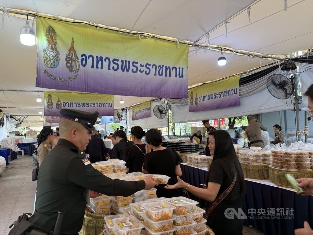 泰國大皇宮外設置御賜餐食發放區