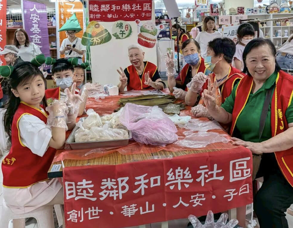 銀髮老師教包粽　端午飄出跨世代溫度