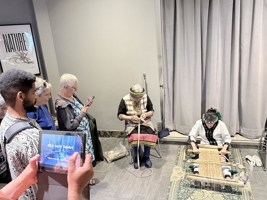 噶瑪蘭族人現場展示香蕉絲編織技藝