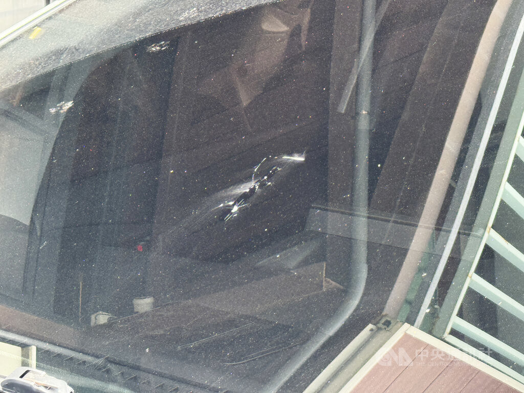 花蓮F-16V戰機擦撞路燈　玻璃噴散波及車輛