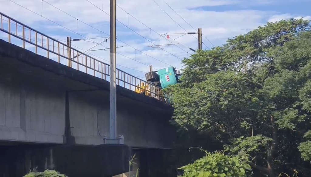 工程怪手翻覆　台鐵苗栗至竹南段多次列車延誤
