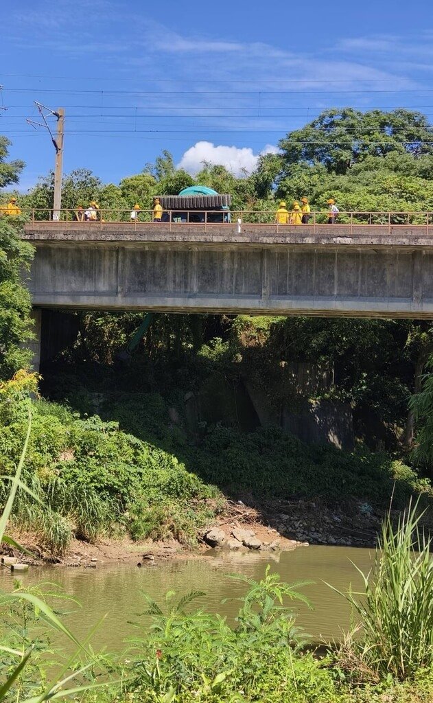 台鐵苗栗造橋南港溪橋段　怪手施工側翻
