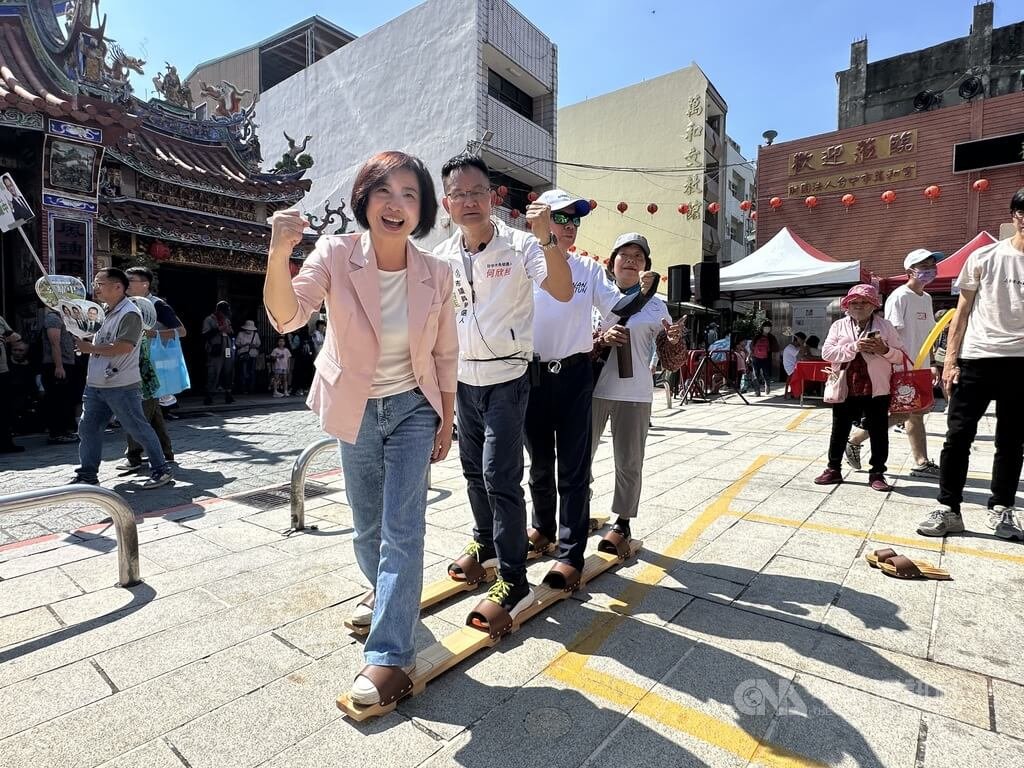 何欣純體驗「穿木屐躦鯪鯉」