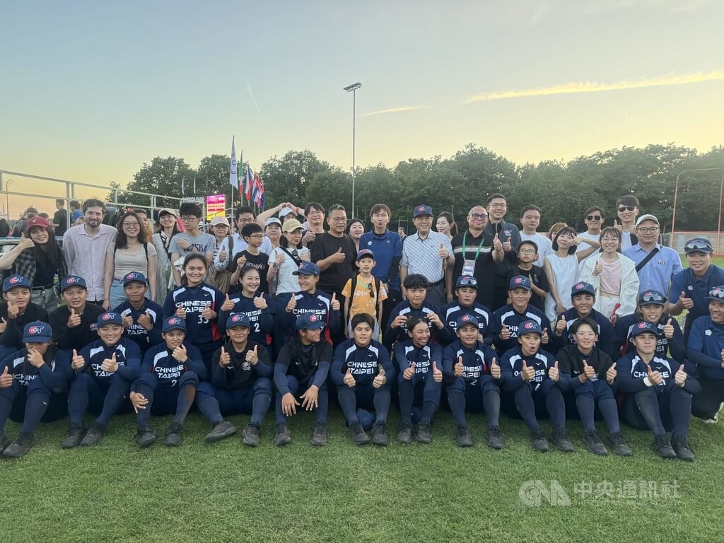 台灣女壘隊參賽　旅捷僑胞到場支持