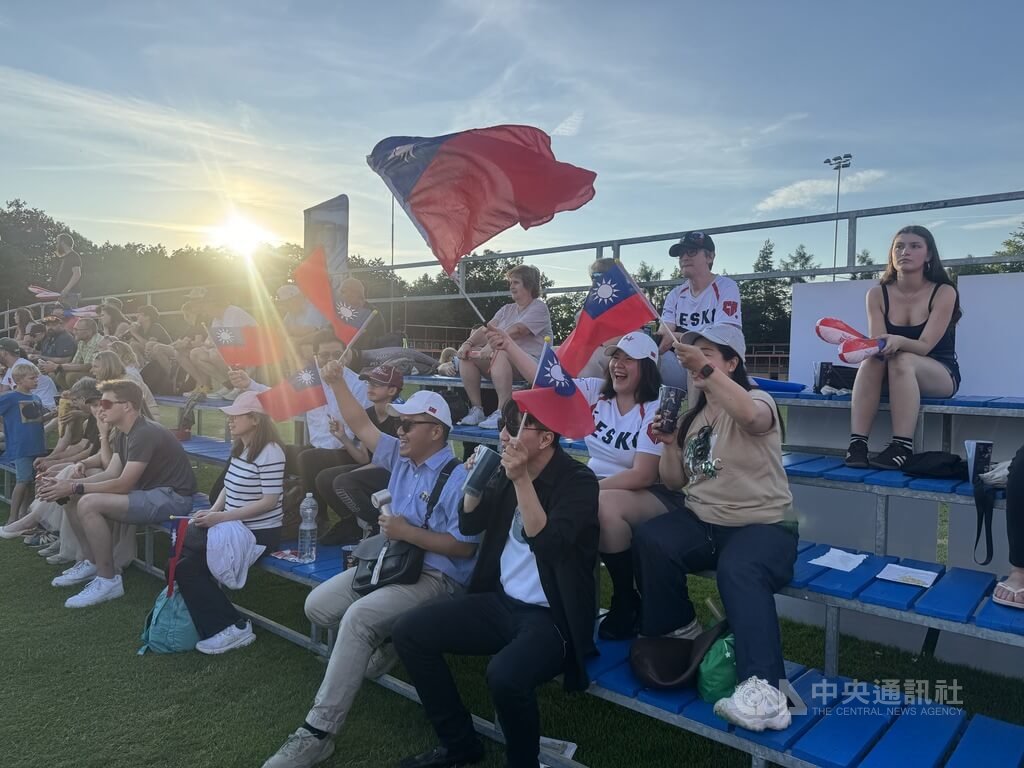 台灣女壘隊捷克參賽　旅捷僑胞揮舞國旗支持