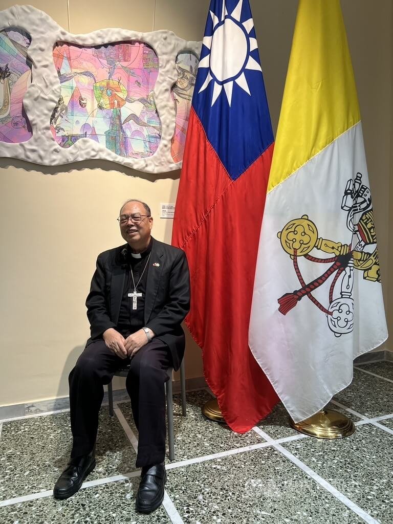 花蓮主教黃兆明向教宗介紹吳若石神父足療法