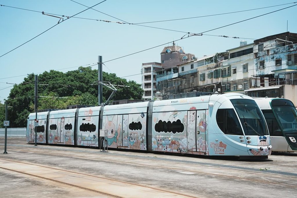 高捷貓站長輕軌彩繪列車啟航