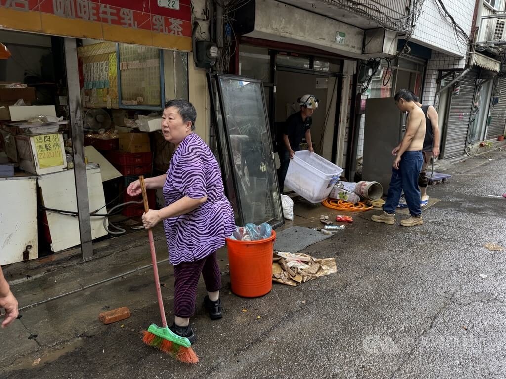 北市大雨成災　內湖民眾整理家園（1）