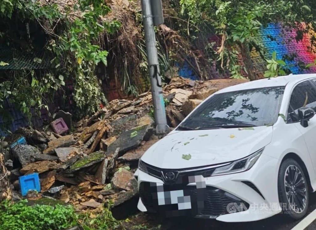 北市豪雨　內湖土石滑落殃及1車