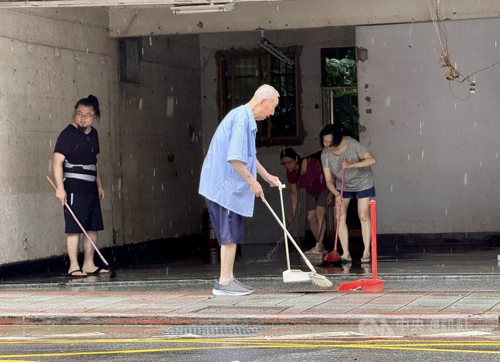 北市大雨成災　內湖民眾整理家園（2）