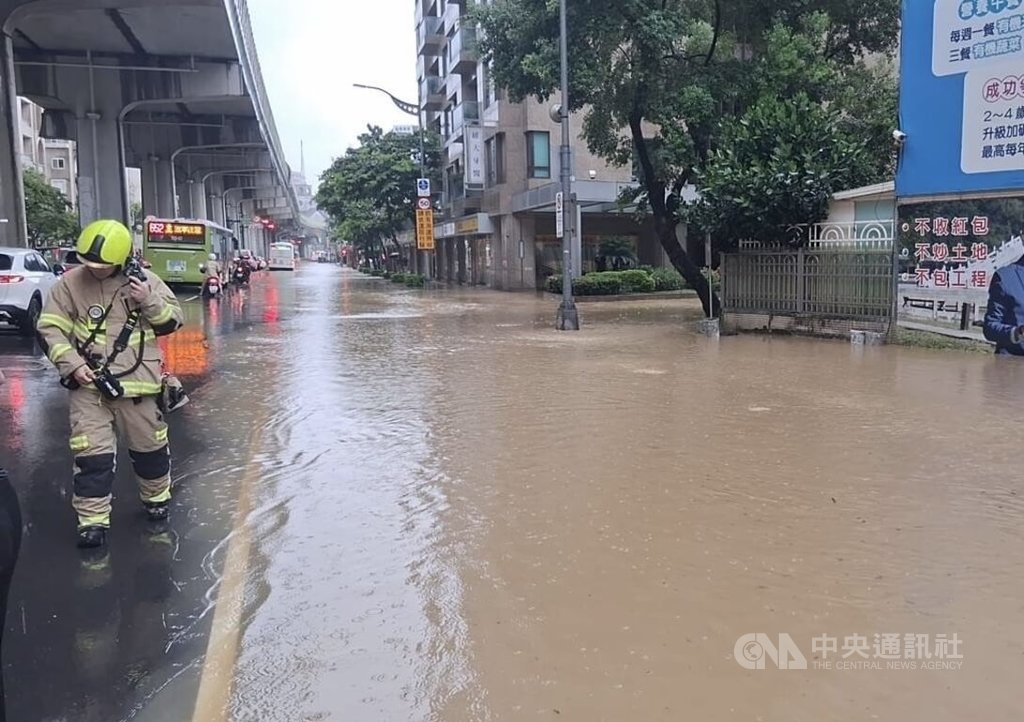 北市大雨　內湖路面積水（1）
