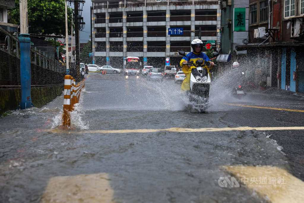 雙北豪雨　淡水路面積淹水