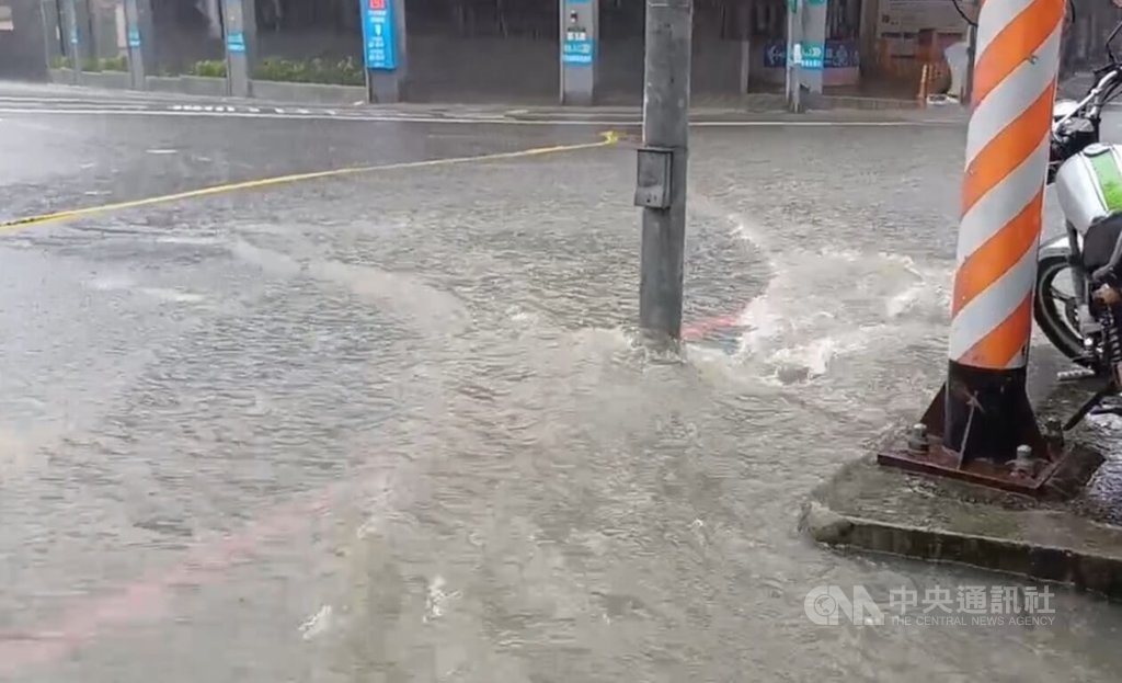 新北大雨　淡水地下管線破裂