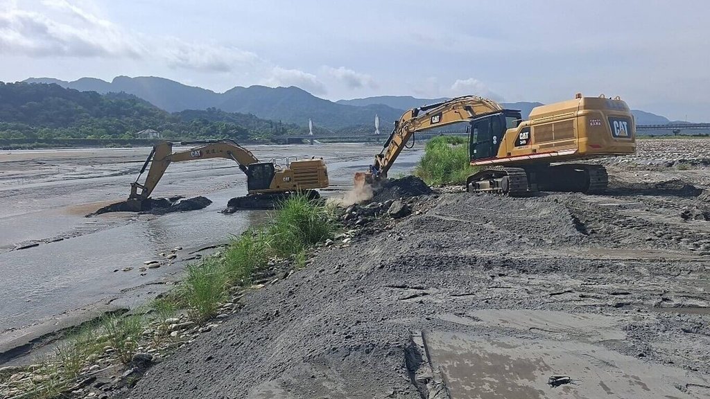 萬里溪堰塞湖黃色警戒　縣府下游緊急清疏