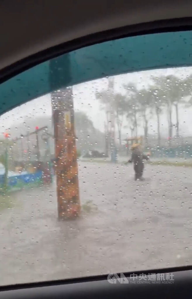 新北大雨　淡江大橋附近淹水