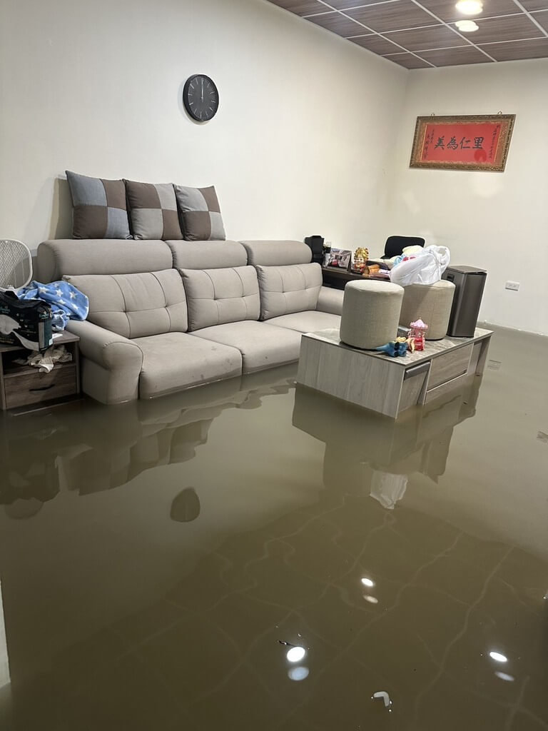 屏東潮州豪大雨　水淹民宅家具泡水