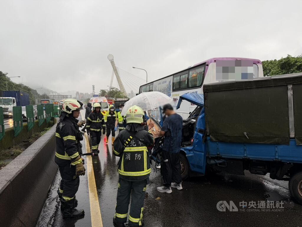 國1汐止段小貨車追撞客運 貨車駕駛送醫不治