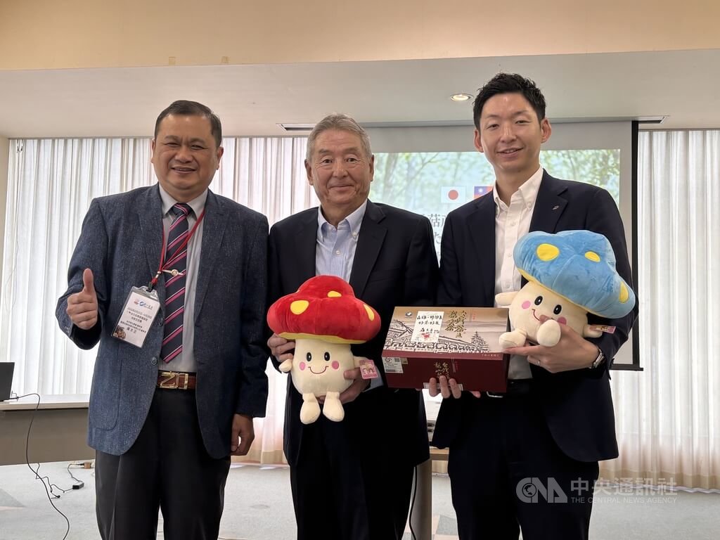 新社區農會總幹事羅文正與森產業第3、4代合影