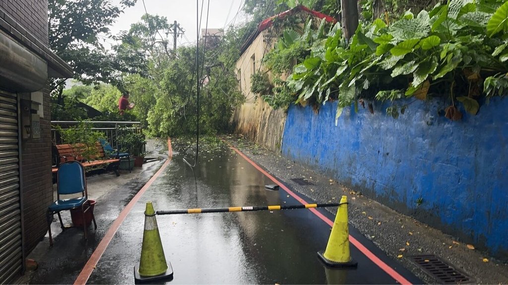 疑因連日大雨 基隆市通明街邊坡再度崩塌