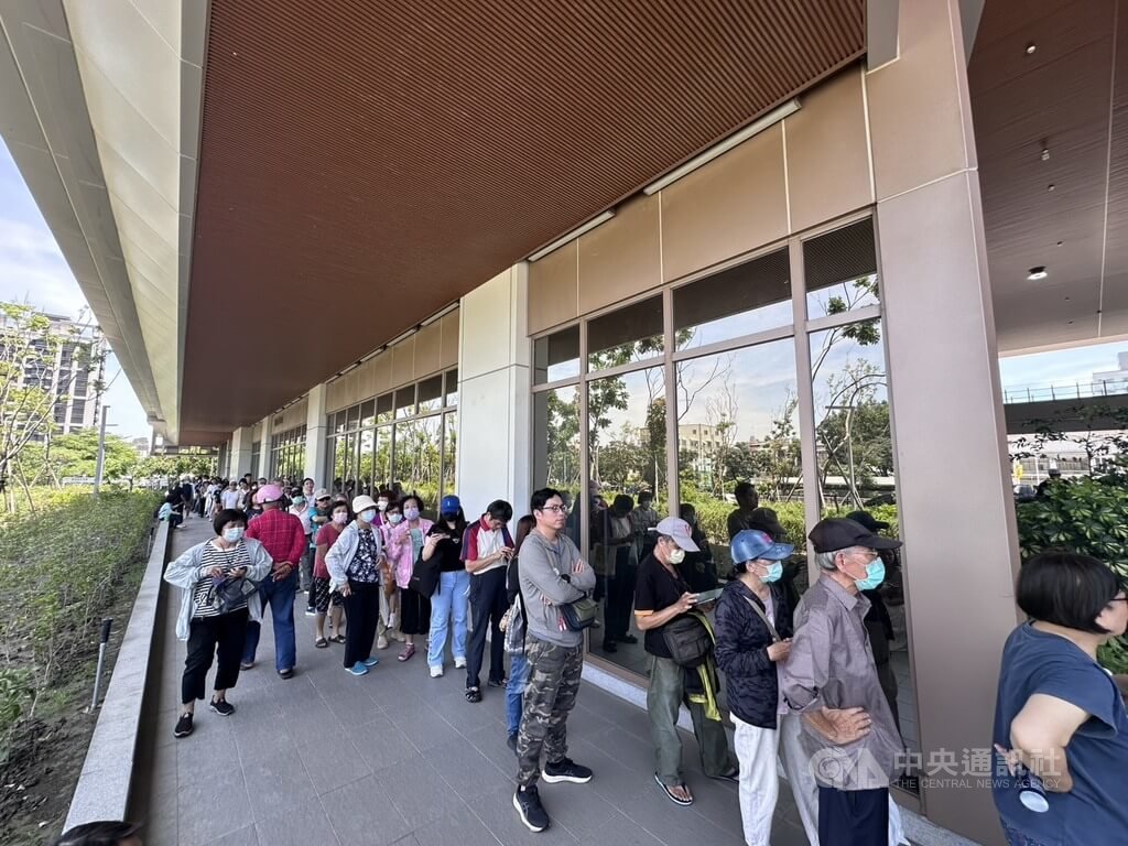 台鐵便當體驗店開幕　鳳山車站排隊人龍