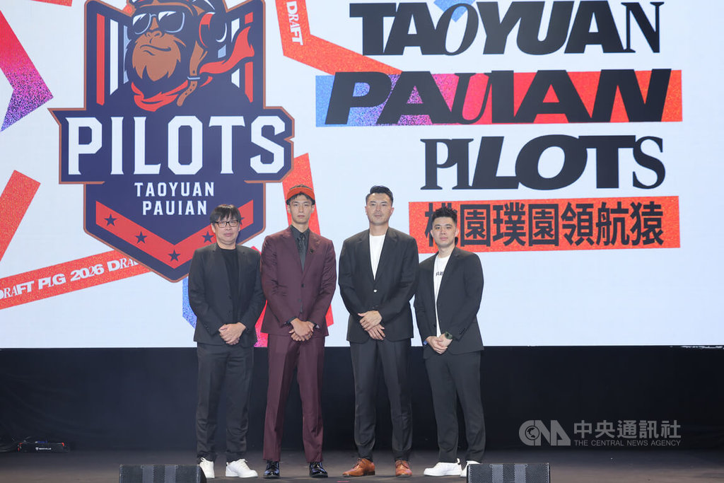 PLG新人選秀會　吳志鍇與領航猿副領隊等合影