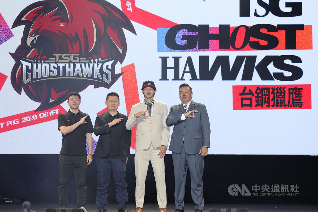 PLG新人選秀　李盛新與獵鷹球團合影