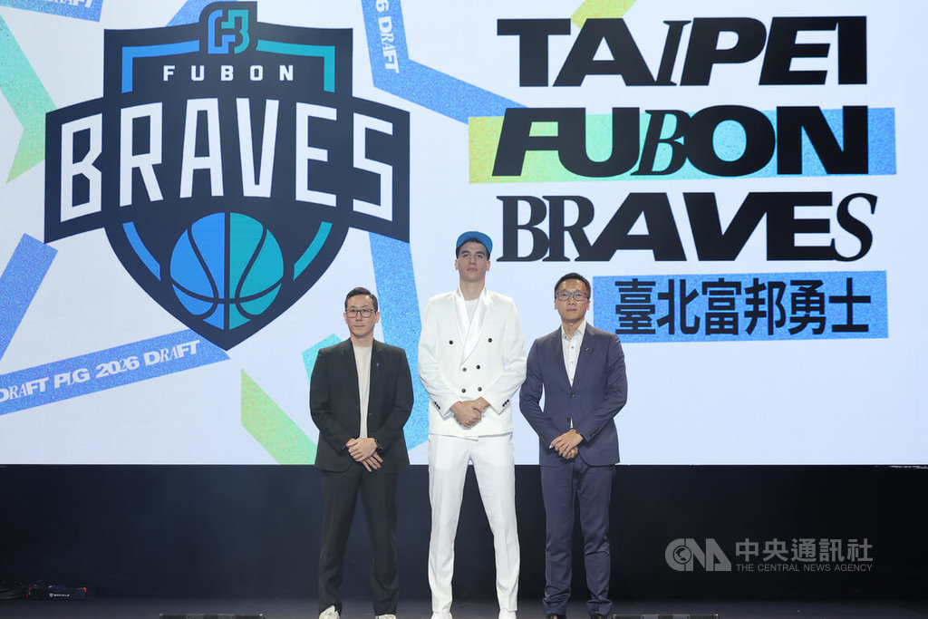 PLG新人選秀會　莫森與勇士球團合影