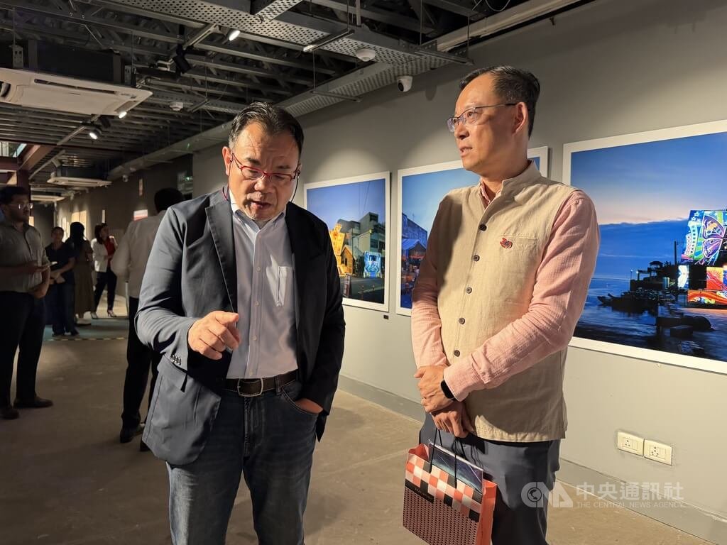 沈昭良 STAGE 作品在印度展出現場｜來源：中央社 / 李晉緯