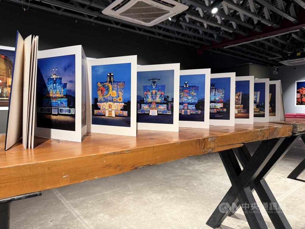 沈昭良 STAGE 作品在展場中的說明現場｜來源：中央社 / 李晉緯