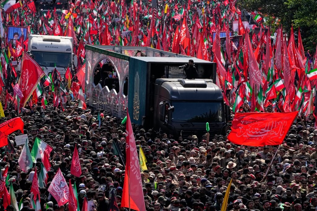 イランの聖地で数千人がハメネイ師を見送る 遺体はイラクに移送され儀式継続へ