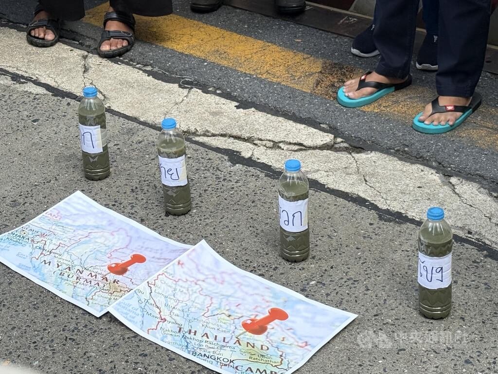 泰國抗議民眾展示模擬受污染河水樣本