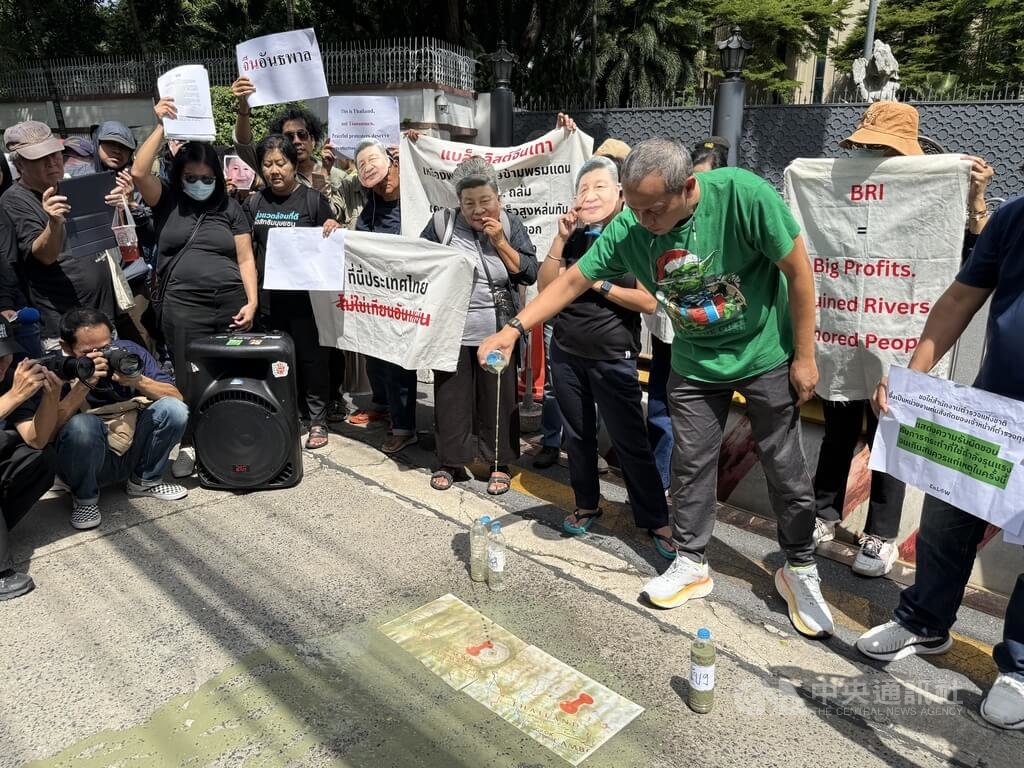泰國民團赴中國使館抗議  傾倒污水象徵跨境污染