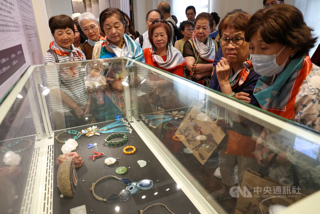 After Overcoming Depression While Caring for Her Sick Husband, Hsieh Pi-lien Donates Auspicious Jade Ornaments to National Taiwan Museum for Exhibition