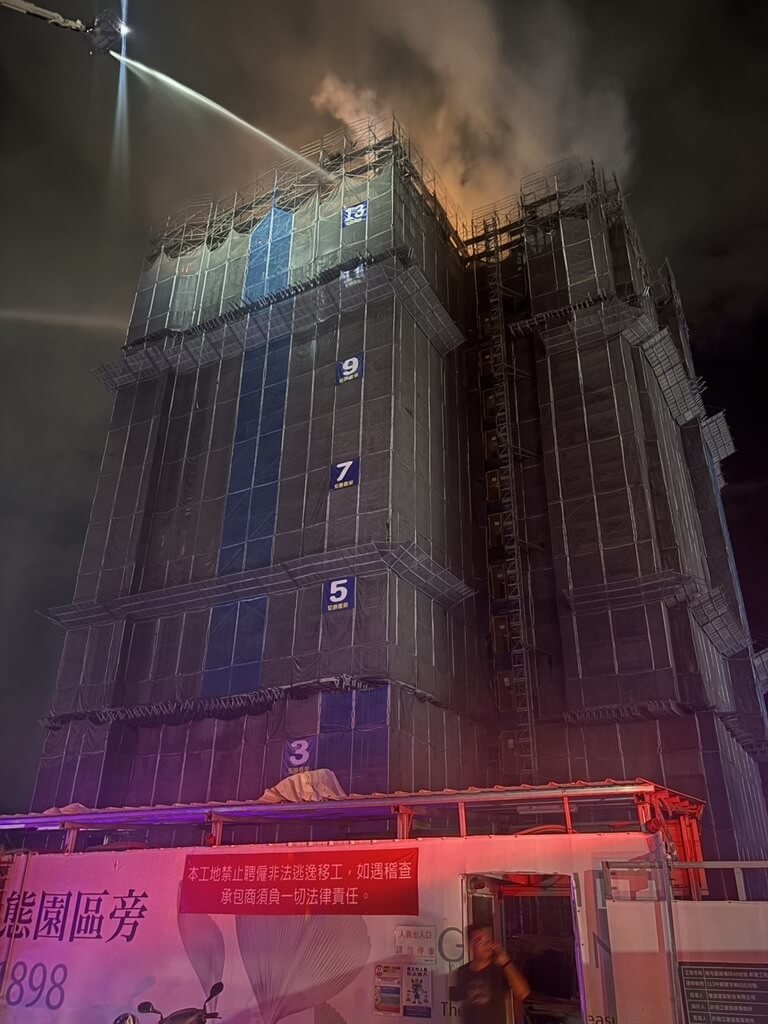 台中南屯興建中工地火警 警消灌救初勘無人受困