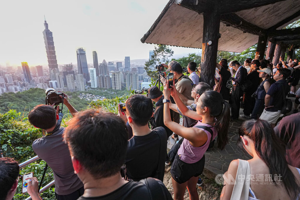 強颱巴威持續近台未減弱 10日清晨發布陸警
