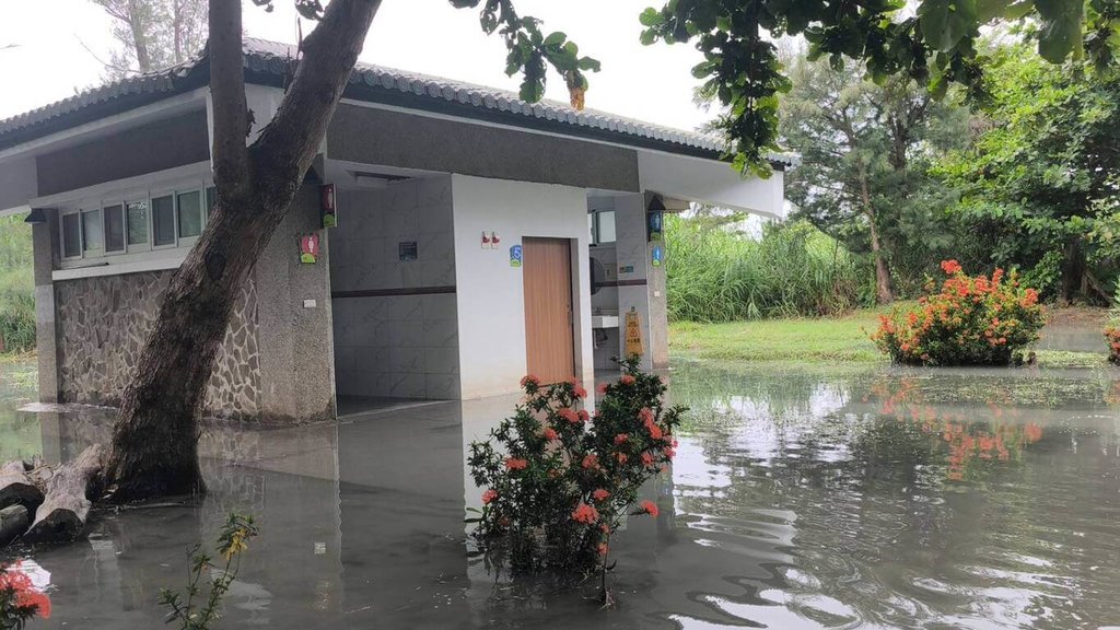海水倒灌台東森林公園 縣府封閉綠水橋出入口