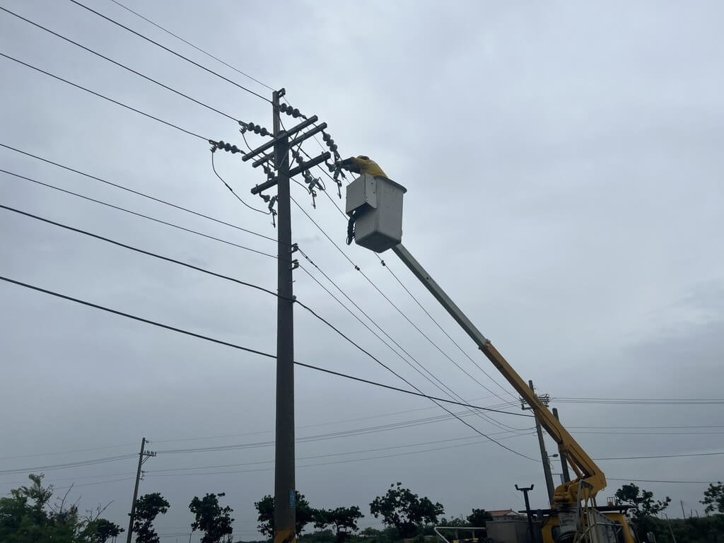 台南受颱風影響逾萬戶停電 台電搶修剩415戶停電