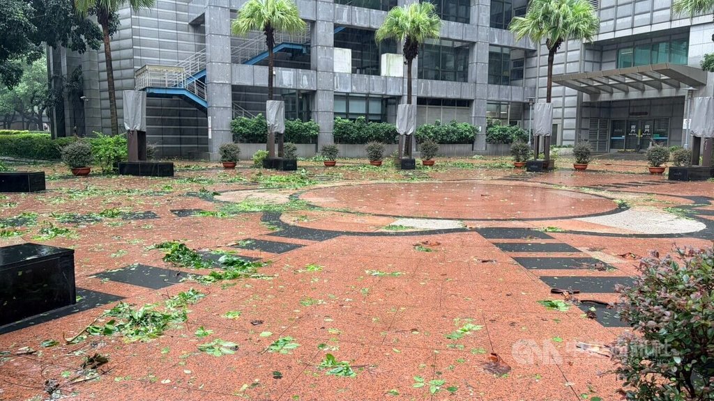 颱風巴威災後復原 北市新北垃圾車12日加班收運