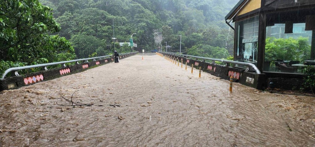 颱風來襲大雨狂下　泥水淹沒苗62線橋梁路面