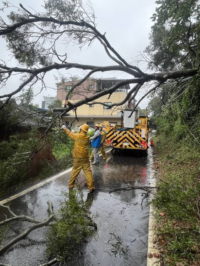 颱風巴威致24萬戶停電　台電搶修復電超過9成5