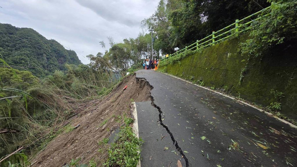 颱風巴威過境　桃園復興區道路崩塌（1）