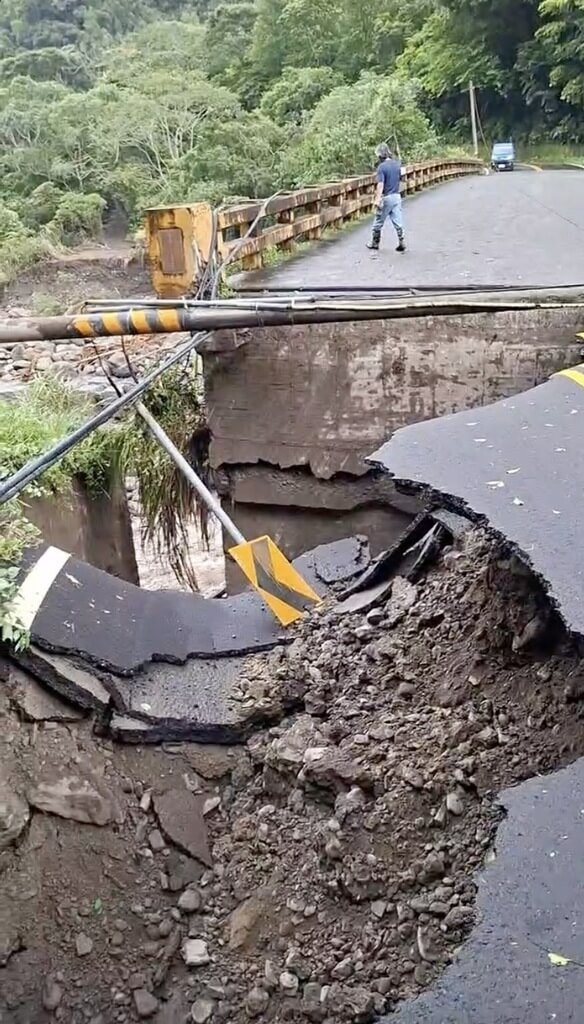 颱風巴威釀災　苗21線石壁橋段路基掏空