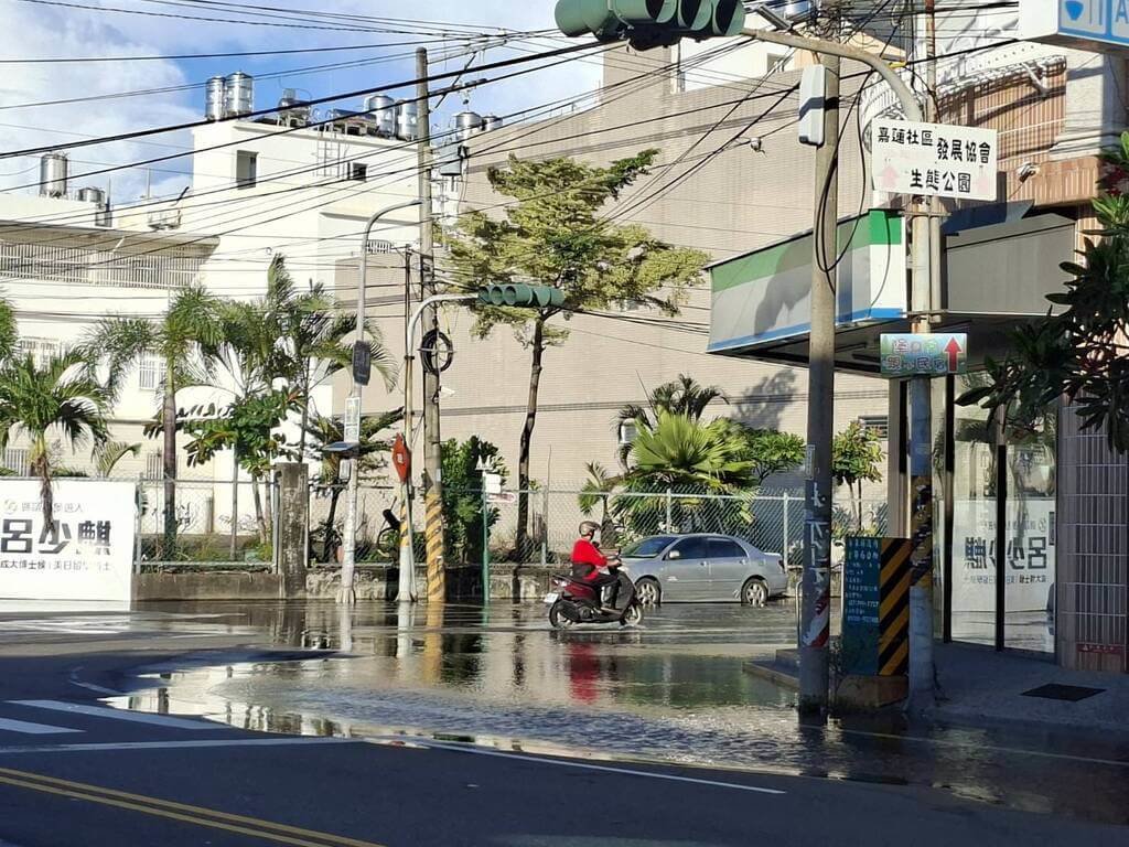 天文大潮首日東港水淹腳踝 預估14、15日潮位更高