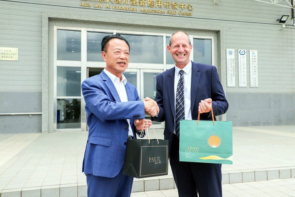 歐盟處長拜會翁章梁 實地了解無人機產業成果