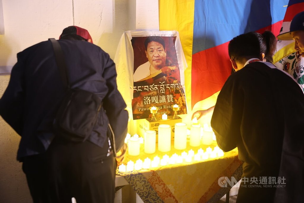 追悼自焚藏人洛嘎讓贊　民眾遺像前致意
