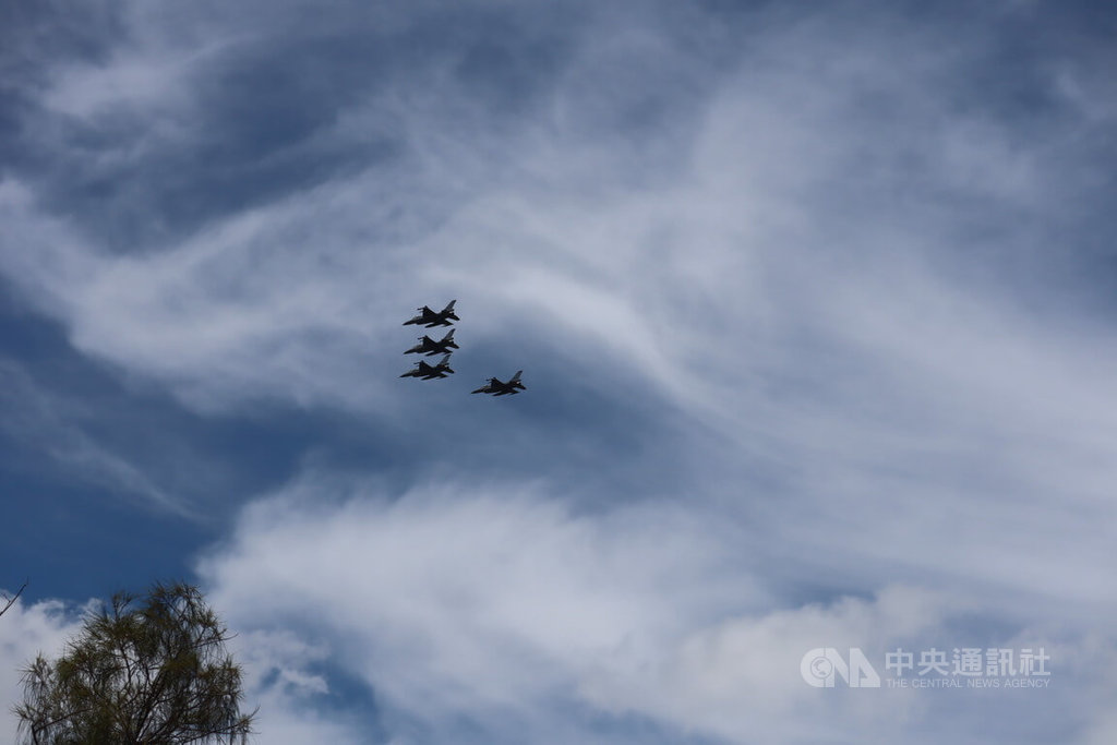 飛官辛柏毅告別式 花蓮基地4架F-16編隊飛行追思