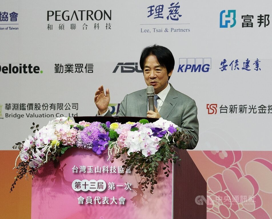 總統:推動就學就業博覽會 盼台灣百大企業捐獎學金